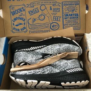 NWT Brooks Adrenaline GTS 21 Womens Running Sneaks